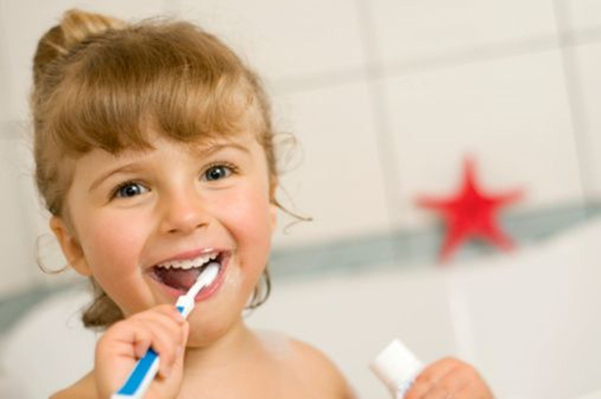 Perfektes Lächeln bewahren, Zahnersatzversicherung für strahlende Zähne